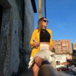 Eileen Abad Instagram - La galería del Post en mi oficina de mitad de semana ,es sólo para compartirte el mensaje más bonito que me topé hoy. ✨Tu oración silenciosa hace ruido en el cielo✨😍 Hoy con mí gran equipazo ultra mega cutu guau 😎de @wuesterdesign @jeremy_wuester05 @alvaradoenredes y David detrás del lente de mi cel👏👏👏🥳 De mi oufit, mi blazer espectacular amarillo tostado confeccionado a mi medida y que me encanta es de @versioninteligente Pd: Al deslizar un selfie con el amor de mi vida en la oficina after school and before pádel 😍