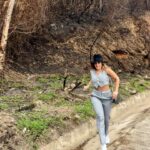 Eileen Abad Instagram - Accidentada pero feliz con mi mejor versión 😁@versionInteligente Ame este conjunto de pantalón a cuadros con mi mini chaleco demasiado espectacular de mi marca favorita de trajes a la medida. @versioninteligente