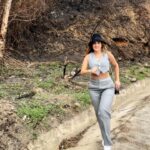 Eileen Abad Instagram - Accidentada pero feliz con mi mejor versión 😁@versionInteligente Ame este conjunto de pantalón a cuadros con mi mini chaleco demasiado espectacular de mi marca favorita de trajes a la medida. @versioninteligente