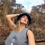 Eileen Abad Instagram - Accidentada pero feliz con mi mejor versión 😁@versionInteligente Ame este conjunto de pantalón a cuadros con mi mini chaleco demasiado espectacular de mi marca favorita de trajes a la medida. @versioninteligente