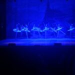 Eileen Abad Instagram - Noche de madres en “El Lago de los Cisnes” con el majestuoso ballet clásico de San Petersburgo. Una brillante puesta en escena con 26 bailarines que nos cautivó con su máximo nivel, su belleza ,gracia, y elegancia en el arte de la danza clásica. Una experiencia única e irrepetible que nos muestra entre el amor y la magia la eterna lucha del el mal. Gracias por la invitación mi querido @carloschaconc9 , fueron un par de horas de un mágico viaje a través del ballet y la música con esta pieza emblemática de Tchaikovsky que mi abuela María disfrutó por primera vez encompinchada con la adorada sra Nohely y mi madre bella que la vio por segunda vez. 🤩 Además de disfrutar el ballet con estas muchachitas que tenía bajo mi responsabilidad 😄tuve el grato placer de encontrarme con una compañera del colegio y su hija😍 y quedamos pendientes para la próxima reunión Lissett😃 Pd: Si te perdiste el Ballet Clásico de San Petersburgo, desliza y verás fragmentos de esta deslumbrante puesta en escena. 🩰