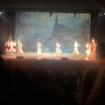 Eileen Abad Instagram - Noche de madres en “El Lago de los Cisnes” con el majestuoso ballet clásico de San Petersburgo. Una brillante puesta en escena con 26 bailarines que nos cautivó con su máximo nivel, su belleza ,gracia, y elegancia en el arte de la danza clásica. Una experiencia única e irrepetible que nos muestra entre el amor y la magia la eterna lucha del el mal. Gracias por la invitación mi querido @carloschaconc9 , fueron un par de horas de un mágico viaje a través del ballet y la música con esta pieza emblemática de Tchaikovsky que mi abuela María disfrutó por primera vez encompinchada con la adorada sra Nohely y mi madre bella que la vio por segunda vez. 🤩 Además de disfrutar el ballet con estas muchachitas que tenía bajo mi responsabilidad 😄tuve el grato placer de encontrarme con una compañera del colegio y su hija😍 y quedamos pendientes para la próxima reunión Lissett😃 Pd: Si te perdiste el Ballet Clásico de San Petersburgo, desliza y verás fragmentos de esta deslumbrante puesta en escena. 🩰