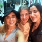Eileen Abad Instagram - Noche de madres en “El Lago de los Cisnes” con el majestuoso ballet clásico de San Petersburgo. Una brillante puesta en escena con 26 bailarines que nos cautivó con su máximo nivel, su belleza ,gracia, y elegancia en el arte de la danza clásica. Una experiencia única e irrepetible que nos muestra entre el amor y la magia la eterna lucha del el mal. Gracias por la invitación mi querido @carloschaconc9 , fueron un par de horas de un mágico viaje a través del ballet y la música con esta pieza emblemática de Tchaikovsky que mi abuela María disfrutó por primera vez encompinchada con la adorada sra Nohely y mi madre bella que la vio por segunda vez. 🤩 Además de disfrutar el ballet con estas muchachitas que tenía bajo mi responsabilidad 😄tuve el grato placer de encontrarme con una compañera del colegio y su hija😍 y quedamos pendientes para la próxima reunión Lissett😃 Pd: Si te perdiste el Ballet Clásico de San Petersburgo, desliza y verás fragmentos de esta deslumbrante puesta en escena. 🩰