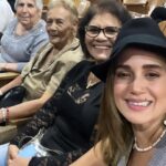 Eileen Abad Instagram - Noche de madres en “El Lago de los Cisnes” con el majestuoso ballet clásico de San Petersburgo. Una brillante puesta en escena con 26 bailarines que nos cautivó con su máximo nivel, su belleza ,gracia, y elegancia en el arte de la danza clásica. Una experiencia única e irrepetible que nos muestra entre el amor y la magia la eterna lucha del el mal. Gracias por la invitación mi querido @carloschaconc9 , fueron un par de horas de un mágico viaje a través del ballet y la música con esta pieza emblemática de Tchaikovsky que mi abuela María disfrutó por primera vez encompinchada con la adorada sra Nohely y mi madre bella que la vio por segunda vez. 🤩 Además de disfrutar el ballet con estas muchachitas que tenía bajo mi responsabilidad 😄tuve el grato placer de encontrarme con una compañera del colegio y su hija😍 y quedamos pendientes para la próxima reunión Lissett😃 Pd: Si te perdiste el Ballet Clásico de San Petersburgo, desliza y verás fragmentos de esta deslumbrante puesta en escena. 🩰