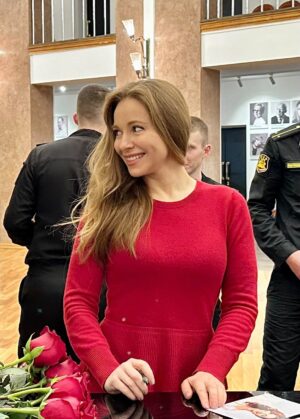 Ekaterina Guseva Instagram - Никогда не забуду этот день! Трудный. Счастливый! Днём «Граф Орлов» в театре Оперетты, вечером «Идиот» в театре Моссовета . Ко мне в театр  пришли с Новогодними поздравлениями люди в чёрном, 15 офицеров подводников 31 Краснознамённой ордена Нахимова дивизии подводных лодок Северного флота России во главе с капитаном! Экипаж атомного ракетного подводного крейсера «Брянск». Были в Москве на учениях. Мы сделали общее памятное фото, так тепло пообщались! Защитники уже приезжали ко мне несколько лет назад  на спектакль «Царство отца и сына», и вот снова осчастливили меня своим визитом! Спасибо, ребята! Лёгкой вам службы в наше нелёгкое время! С наступающим Новым годом! Пусть будет счастливым!!! Ваша #ЕкатеринаГусева
