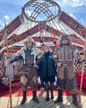 Ekaterina Skulkina Instagram - Алматы, рада была новой встрече с тобой!🤩
Я так хотела показать своей семье город, который сама нежно люблю, и людей, которые покоряют своей гостеприимностью и желанием радовать других!
И это удалось с лихвой!✨
Всё было так душевно, так солнечно и с такой сердечной теплотой! 
Проводником в казахстанские чудеса стал давний квновский друг @daut.shaikhislamov 💫
Даут, я думаю, что ты можешь всё и даже чуть больше!🤩
Спасибо за невероятные впечатления, ярчайшие эмоции и заботу высшего уровня!🤩😘
А ещё я знаю теперь, что ты немножечко волшебник)
Семья в восторге, мечтает посмотреть всю страну✨
Лично для меня открытием в этой поездке стал горнолыжный курорт Шимбулак💫 (именинник, кстати, в этом году! 70 лет🎉)
От красоты и величественности захватывало дух! Спасибо Айгерим за тёплую и незабываемую встречу, подарки и вкусные казахские угощения!😍
Если вы ещё не были в Казахстане, то обязательно побывайте! Если уже путешествовали туда, то поезжайте ещё раз - обязательно откроете для себя что-то новое!🥰