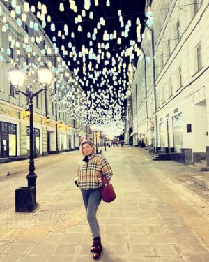 Ekaterina Skulkina Instagram - И вновь стихи✨

Зажёгся свет. Мелькнула тень в окне.
Распахнутая дверь стены касалась.
Плафон качнулся. Но темней вдвойне
тому, кто был внизу, всё показалось.
Была почти полночная пора.
Все лампы, фонари — сюда сбежались.
Потом луна вошла в квадрат двора,
и серебро и жёлтый свет смешались.
Свет засверкал. Намёк на сумрак стёрт.
Но хоть обрушь прожекторов лавину,
а свет всегда наполовину мёртв,
как тот, кто освещён наполовину.

И. Бродский
