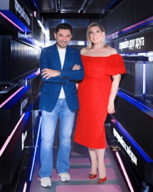 Ekaterina Skulkina Instagram - Снова вместе🌟
Прошло ровно 10 лет, как мы вновь с удовольствием поработали с моим первым соведущим Дмитрием Харатьяном ❤️‍🔥❤️‍🔥❤️‍🔥
Он так же очарователен и галантен🔥

А Табриз @itabriz неизменно окружает заботой и комфортом🥰
Foto by @yuldashev_shuhrat 😘
Make up&hair by @elvirariabtseva_makeup 😘