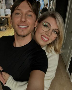 Ekaterina Skulkina Instagram - Помимо очевидного мастерства, у него есть талант делать людей счастливыми🥰
Мой прекрасный Алекс @alexkontier спасибо! ❤️
И насмеялись, и наговорились, и красоту навели!✨