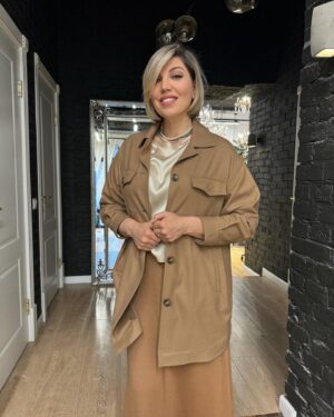 Ekaterina Skulkina Instagram - Блондинки - они или крутые, или весёлые,.. или блондинки на всю голову! 😁
На третьей фотографии рядом со мной очень любимая и умная блондинка!🥰

Алекс, мой блистательный Мастер, спасибо тебе за наши светлые головы!☺️❤️ @alexkontier