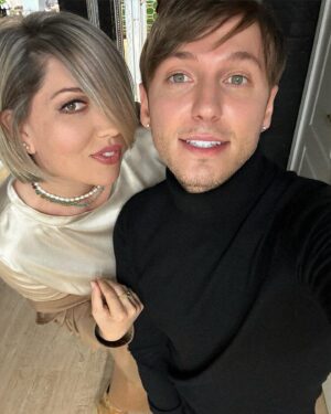 Ekaterina Skulkina Instagram - Блондинки - они или крутые, или весёлые,.. или блондинки на всю голову! 😁
На третьей фотографии рядом со мной очень любимая и умная блондинка!🥰

Алекс, мой блистательный Мастер, спасибо тебе за наши светлые головы!☺️❤️ @alexkontier
