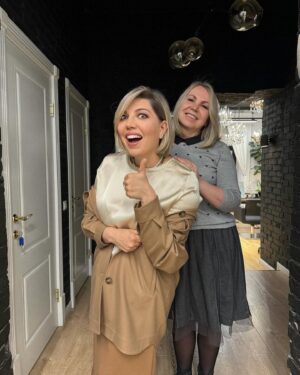 Ekaterina Skulkina Instagram - Блондинки - они или крутые, или весёлые,.. или блондинки на всю голову! 😁
На третьей фотографии рядом со мной очень любимая и умная блондинка!🥰

Алекс, мой блистательный Мастер, спасибо тебе за наши светлые головы!☺️❤️ @alexkontier