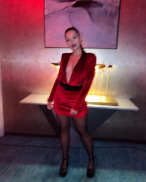 Elçin Afacan Instagram - Günaydın❤️‍🔥 •
Dress: @cihan.nacar 
Make-up: @deniz.beyazgul1 
Saç: @haticealegozz •
Hepsinin eli ayrı güzeldir ben söyleyeyim 🤭🥳💕