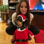 Elçin Afacan Instagram - Benim canım ailem sizi çok seviyorum. Bu sadece bir kısmı kocaman ve çok olmaktan gurur duyuyorum. Her sene beraber her sene yan yana olmaya niyet ediyorum sağlıkla neşe ile denge ile iyi seneler🥳💕🎄 ve bu sene aileme yeni katılan evimin en önemli bireyi Barış’ı sen benim canımsın. İyi ki geldin. Hiç gitme. İlk yılbaşımız kutlu olsun niceleri olsun. 🐶🤍🥹🥰
