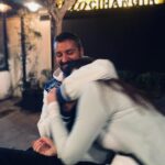 Elçin Afacan Instagram - Bir sarılış tablôsû 💕🫠🎄 14 yıllık rutin yeni yıl buluşması ‘22 •🥳 conem can😊 Wenn das neue Jahr näher rückt, lebe ich und teile die Weihnachtsstimmung einen Monat lang mit meinen Freunden Frohes neues Jahr im Voraus🎄💕• Not:Kendisi çocukluğum ergenliğim ve şu an’a dair tüm bilgilere sahip olduğundan sakince elimdeki geyiklerin ve anıların hepsini yere bırakıyorum🤪🤭