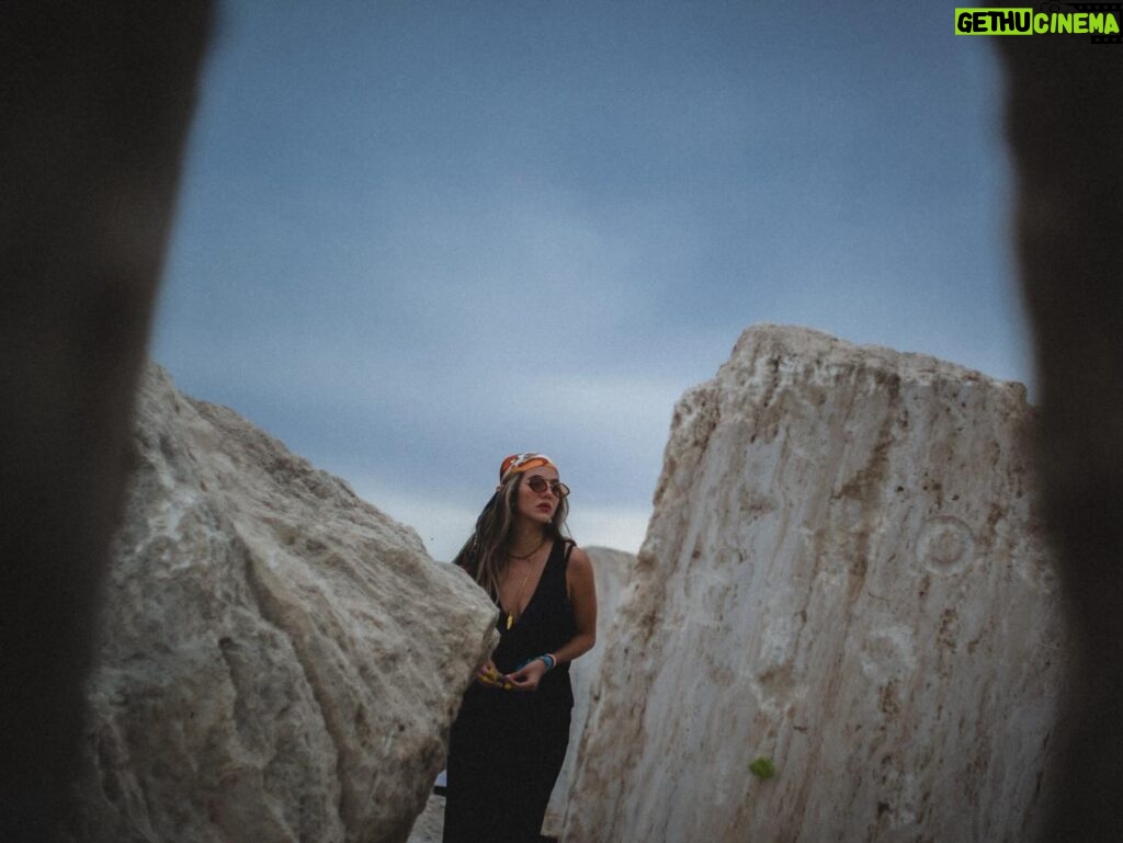 Ela Velden Instagram - Entre sombras nos reconocemos 📸 @mausinfiltro