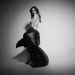 Ela Velden Instagram - Suena de fondo shadow de Ashlee Simpson