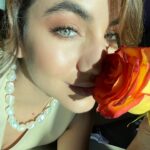 Ela Velden Instagram - Una rosa para ti 🌹