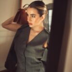 Ela Velden Instagram - Celebramos a un icono de FENDI #FendiPeekaboo @fendi 🖤🤎 📸 @mausinfiltro