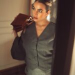 Ela Velden Instagram - Celebramos a un icono de FENDI #FendiPeekaboo @fendi 🖤🤎 📸 @mausinfiltro