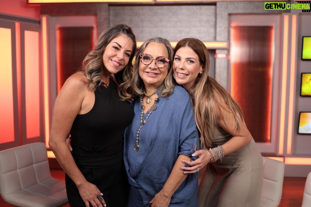 Elba Escobar Instagram - ¡Noche de nuevo episodio de #RostrosDeUnPaís! 📺🇻🇪 Hoy acompañan a nuestra querida @elbaescobar las eternas tigritas @wandadisidoro y @salomonjaly Disponible en nuestro canal de YouTube, a partir de las 8:00pm (Ven) Suscríbete y comparte ❤️ #talentohispanomedios #elbaescobar #wandadisidoro #jalymarsalomon #elclubdelostigritos #venevision