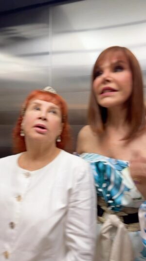 Elba Escobar Instagram - Esto fue en el ascensor jajajaja coordinando las palabras que íbamos a decir en la presentación a los medios jajajaj se trabaja pero también se goza con estos amigos y compañeros queridos 😂🤣😂

Feliz sábado gente bella seguiremos mostrándoles más de lo que vamos viviendo de #Dramaticas de @hispanomedio ✨✨✨ 

Se les quiere 🫶✨✨✨

#HildaAbrahamz