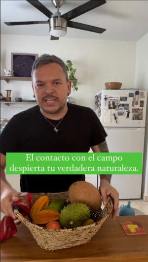 Elba Escobar Instagram - Cuando el contacto con el campo despierta tu verdadera naturaleza 😂

@jhonniegriffin @elbaescobar