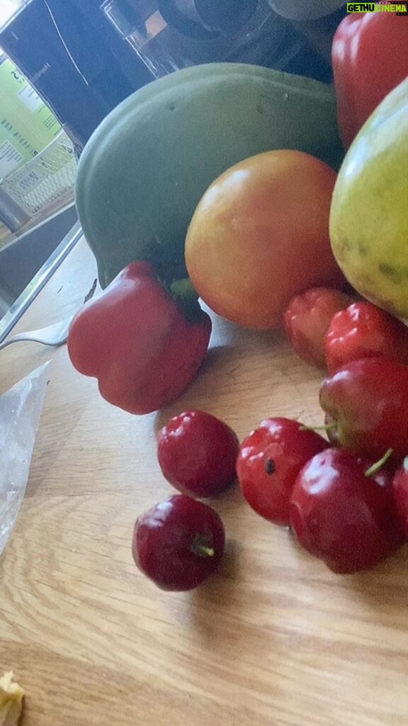 Elba Escobar Instagram - Estas cerecita de monte , en Oriente en Venezuela le dicen Semeruco, aquí en Puerto Rico es Acerola. En mi casa de Los Rosales en Caracas, teniamos una mata en el patio de atrás, me trae recuerdos de la época adolescente, Estas me las mandó mi vecino Erick , él tan generoso, mandó tomates, pimentones, parchita y Acerola . Gracias Dios por las bendiciones de la tierra y por los queridos vecinos . Dios nos cuida