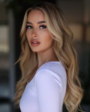 Elena Kamperi Instagram - New headshots🖤