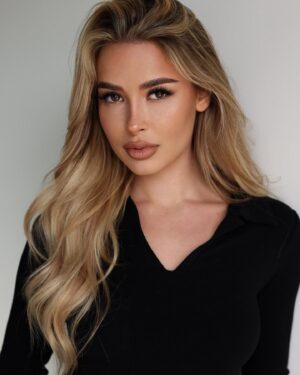 Elena Kamperi Instagram - New headshots🖤