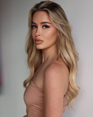 Elena Kamperi Instagram - New headshots🖤