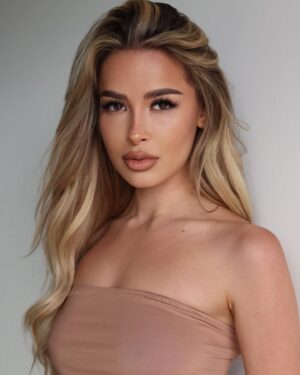 Elena Kamperi Instagram - New headshots🖤