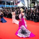 Elena Lenina Instagram - Хотите, открою самый большой секрет мировых модниц всех времен? Вот вам список вещей, которые можно покупать всегда и которые никогда не выйдут из моды! Посчитайте, сколько пунктов из этого списка присутствуют в вашем гардеробе и вы узнаете, насколько далеко ваш гардероб отстает от идеально-рационально-стильного! - белая рубашка - ⁠черно-белые или белые кеды конверс - ⁠кожаная куртка косуха - ⁠черный, бежевый или коричневый кожаный классический ремень с металлической пряжкой - ⁠прямые классические джинсы - ⁠джинсовая куртка - ⁠простая плотная белая футболка - ⁠футболка-поло - ⁠Черные кожаные ботинки Dr.Martens - ⁠вязанная шапка бини - ⁠бежевый хлопчатобумажный тренч - ⁠кепка- бейсболка - ⁠тельняшка - ⁠прямые брюки со стрелками И длинное в стразах, простое по крою, вечернее платье.