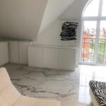 Elena Lenina Instagram - Раз в месяц надо делать генеральную уборку. А также, после пожара, наводнения, арендаторов, гостей или ремонта. Я вот сделала перед тем, как сдать или продать мой дом на Новой Риге (если что, пишите в Директ). Но сделала не сама, а пригласила клининговую компанию. В любом деле есть хорошие профессионалы. Те, кому можно доверять. Я рада, что нашла себе таких! Спасибо @himchistka_doclean ❤️ Отлично отмыли все окна и почистили всю мебель! И огромная благодарность их очень эффективному директору Анатолию Юсупову @yusupov.tolya ❤️ Он, между прочим, ещё и очень круто поет, в свободное от менеджмента время) Смело ему доверяйте в Москве и Московской области свои дома, квартиры и мебель!