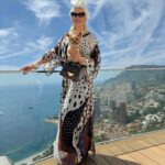 Elena Lenina Instagram - Счастье - это когда терраса с видом на море (и на Монако), когда скинула высоченные каблуки и отрезала наращенные волосы, когда можно есть все вкусности, не заботясь о талии, когда родные живы-здоровы и когда общаешься с самыми умными людьми мира! А Ваше счастье?