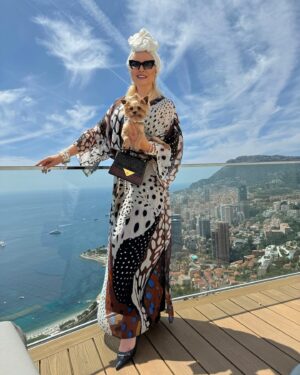 Elena Lenina Instagram - Счастье - это когда терраса с видом на море (и на Монако), когда скинула высоченные каблуки и отрезала наращенные волосы, когда можно есть все вкусности, не заботясь о талии, когда родные живы-здоровы и когда общаешься с самыми умными людьми мира! А Ваше счастье?