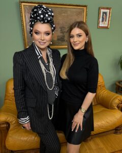 Elena Lenina Instagram - Привет из Еревана))) Я здесь впервые и мне тут очень понравилось)) Тут не только вкусно, но и много талантливых молодых людей)) Проводим тендер на модельера, парикмахера и визажиста для Каннского фестиваля))) Как вам новый мейк, который мне сделала красотка @likagalstyan_makeupartist ?