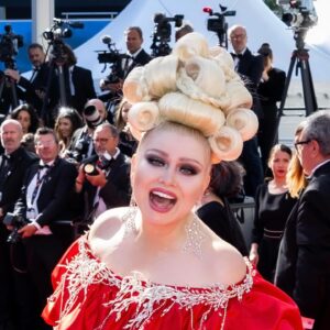 Elena Lenina Instagram - Пока я сожалею об отъезде из Канн и обо всех  отрезанных (ранее специально к Каннам наращенных) волосах, давайте теперь, без привязки к платьям, выберем лучшую прическу Каннского фестиваля 2024 и еще рукоплескнем чемпиону Армении и Европы по парикмахерскому искусству @sedrak78 )))
Итак, какая прическа Вам понравилась больше: 1, 2, 3 или 4? #леналенина #прически #каннскийфестиваль  #elenalenina #coiffure #festivaldecannes