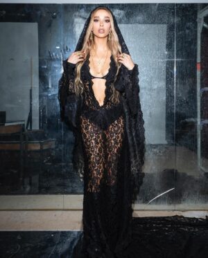 Eleni Foureira Instagram - Sometimes I am a drama queen !

Click by @king_kills_queen 
Styled by @10guli 
Hair by @chrisanthos_smirneos
Make up by @pantelis_toutountzis 
Nail Art by @marina_papadea  @papadeanikoleta