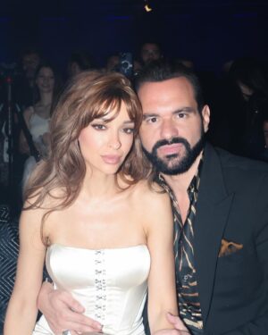 Eleni Foureira Instagram - Εάν με ρωτήσουν από τι φτιάχνεται ένα διαμάντι, τέσσερις λέξεις μου έρχονται στο μυαλό: αγάπη, ευγνωμοσύνη, περηφάνια και πίστη.

Περηφάνια για μία τόσο σπουδαία στιγμή που έκανε στάση στο μουσικό μας ταξίδι!

Ευγνωμοσύνη για όλο τον κόσμο που στηρίζει κάθε βήμα αυτής της διαδρομής!

Πίστη ό ένας στον άλλον χωρίς να την χάνουμε ούτε λεπτό.

Αγάπη για αυτό το κορίτσι @foureira που έγινε η πρώτη γυναίκα καλλιτέχνις από τη χώρα μας με διαμαντένιο digital album!

Συνεχίζουμε δυνατά το μουσικό μας ταξίδι και να θυμάστε μπορεί ότι λάμπει να μην είναι χρυσός αλλά ότι λάμπει στην Panik Records είναι...διαμάντι 💎

#Panikrecords