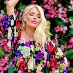 Eleni Menegaki Instagram - Καλό μήνα και …. αγαπη , αγαπη και πάλι αγάπη ! Υ.γ η φωτογραφία είναι περσινή αλλά μου ταιριάζει τόσο με τον ολανθιστο Μαιο ! #eleni ❤️