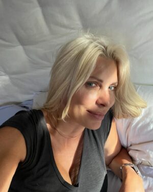 Eleni Menegaki Instagram - … είναι η ώρα που λες να σηκωθώ η να μείνω λίγο ακόμα στο κρεββάτι ? ( σκέψεις που έγιναν πριν δυο ώρες )
#eleni