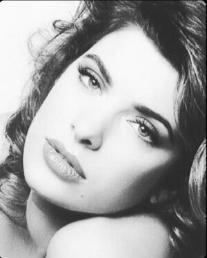 Eleni Menegaki Instagram - Μόλις είχα ξεκινήσει να εργάζομαι στο mega , τα μαλλια μου σκούρα ακόμα , σε φωτογράφιση , νομίζω το 1993 ! #eleni