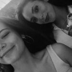 Eleonora Gaggero Instagram - sei stata l’unica ragazza che mi ha accolta e voluta bene per quello che ero, senza mai giudicarmi nemmeno un volta. Se avevo fatto una cavolata mi abbracciavi davanti ad uno spritz e mi dicevi che sarebbe andato tutto bene. Ne abbiamo combinate tante insieme, venivi a scuola con i tuoi tacchi a spillo e la tua pochette con dentro un foglio di carta ed una penna, perché tanto di francese non ci abbiamo mai capito nulla. Non ti sarò mai grata abbastanza per tutto quello che hai fatto per me, mi piange il cuore il pensiero che io non sia riuscita a fare altrettanto. Mi hai dato un posto dove dormire quando ne avevo bisogno e una spalla su cui piangere. Ti prometto che non ti dimenticherò mai. Ciao piccola Giada