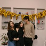 Eleonora Gaggero Instagram - Ieri non ho festeggiato solo 22 anni, ma anche 10 anni dal mio primo film “Fratelli Unici”. 10 anni che ho messo per la prima volta piede su un set cinematografico innamorandomene per sempre. È incredibile come il tempo vola in un soffio. Non sarò mai abbastanza grata a tutte le persone che in questi 10 anni mi hanno seguita sui social dandomi sempre sostegno e amore, venendo ai miei firma copie e leggendo i miei libri. Vi sarò grata per tutta la vita. In queste foto sono presenti tutte le persone che mi conoscono da prima che iniziassi il percorso nel mondo dello spettacolo e sono le uniche che non hanno mai abbandonato il mio fianco, sostenendomi sempre. Sono la persona più fortunata del mondo perché oltre che fare il lavoro dei miei sogni ho la fortuna immensa di avere genitori che mi amano alla follia, una sorella che è la mia migliore amica e tutti i 4 nonni. Sono circondata d’amore e spero di poterlo dare agli altri a mia volta. Grazie. 🙏🏻