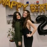 Eleonora Gaggero Instagram - Ieri non ho festeggiato solo 22 anni, ma anche 10 anni dal mio primo film “Fratelli Unici”. 10 anni che ho messo per la prima volta piede su un set cinematografico innamorandomene per sempre. È incredibile come il tempo vola in un soffio. Non sarò mai abbastanza grata a tutte le persone che in questi 10 anni mi hanno seguita sui social dandomi sempre sostegno e amore, venendo ai miei firma copie e leggendo i miei libri. Vi sarò grata per tutta la vita. In queste foto sono presenti tutte le persone che mi conoscono da prima che iniziassi il percorso nel mondo dello spettacolo e sono le uniche che non hanno mai abbandonato il mio fianco, sostenendomi sempre. Sono la persona più fortunata del mondo perché oltre che fare il lavoro dei miei sogni ho la fortuna immensa di avere genitori che mi amano alla follia, una sorella che è la mia migliore amica e tutti i 4 nonni. Sono circondata d’amore e spero di poterlo dare agli altri a mia volta. Grazie. 🙏🏻