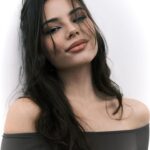 Eleonora Gaggero Instagram - “Ambedue non avevano alcun ritegno. Provavano una gioia indicibile a lacerare tutti i veli, a palesare tutti i segreti, a violare tutti i misteri, a possedersi fin nel profondo, a penetrarsi, a mescolarsi, a comporre un essere solo.”
