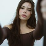 Eleonora Gaggero Instagram - “Ambedue non avevano alcun ritegno. Provavano una gioia indicibile a lacerare tutti i veli, a palesare tutti i segreti, a violare tutti i misteri, a possedersi fin nel profondo, a penetrarsi, a mescolarsi, a comporre un essere solo.”