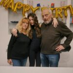 Eleonora Gaggero Instagram - Ieri non ho festeggiato solo 22 anni, ma anche 10 anni dal mio primo film “Fratelli Unici”. 10 anni che ho messo per la prima volta piede su un set cinematografico innamorandomene per sempre. È incredibile come il tempo vola in un soffio. Non sarò mai abbastanza grata a tutte le persone che in questi 10 anni mi hanno seguita sui social dandomi sempre sostegno e amore, venendo ai miei firma copie e leggendo i miei libri. Vi sarò grata per tutta la vita. In queste foto sono presenti tutte le persone che mi conoscono da prima che iniziassi il percorso nel mondo dello spettacolo e sono le uniche che non hanno mai abbandonato il mio fianco, sostenendomi sempre. Sono la persona più fortunata del mondo perché oltre che fare il lavoro dei miei sogni ho la fortuna immensa di avere genitori che mi amano alla follia, una sorella che è la mia migliore amica e tutti i 4 nonni. Sono circondata d’amore e spero di poterlo dare agli altri a mia volta. Grazie. 🙏🏻