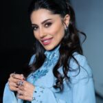Elham Ali Instagram - تجربة مختلفة بكلّ المقاييس مع برنامج #عينك_على_مين، واللي يعرض على قناة الـ @sbc_channel لقائي كان في بدايته مع شخصية افتراضية اسمها سلطان والغريب اكثر انه يتعامل معك بشكل طبيعي جداً إلى الحظات الاخيرة اللي ينكشف الستار عن شخصية سلطان ويظهر امامي شخصية بعتقادي هي واحده من اهم وانجح الاسماء في وطنا العربي المقدم الرائع والمتمكن والعزيز #نيشان @neshantv لقاء مختلف مع شخصية مميزة، اللقاء صار متوفر الان على اليوتيوب للي وده يشوفه شكراً على هذا اللقاء🤍 Styled by @ziadalsaleh Jewelry @adibamaison Dress @khaledandmarwan Hairstyle @fajur505 Makeup artist @hanin.adeeb Photographer @mohannad_am Special thanks to @abdulrahmanamjad @firashaleemi #الهام_علي